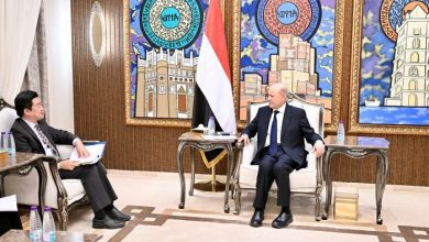 التقى القائم بأعمال سفارة جمهورية الصين باليمن.. رئيس مجلس القيادة يبحث تداعيات شبكات التهريب الحوثية على الأمن والسلام الدوليَّين