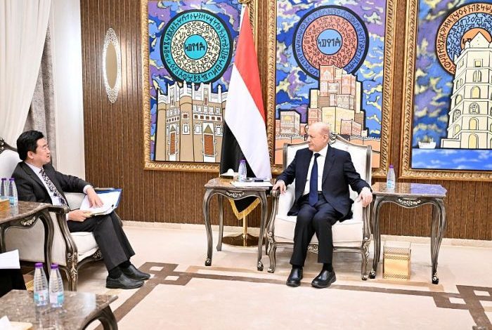 التقى القائم بأعمال سفارة جمهورية الصين باليمن.. رئيس مجلس القيادة يبحث تداعيات شبكات التهريب الحوثية على الأمن والسلام الدوليَّين