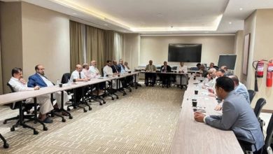 التكتل الوطني للأحزاب يستنكر استضافة زعيم المليشيا الحوثية في مؤتمر بيروت ويطالب بموقف رسمي من الحكومة