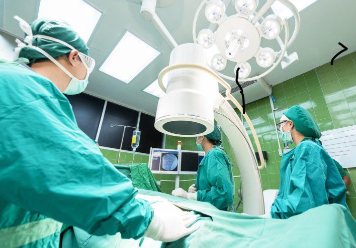 الذكاء الاصطناعي والواقع المعزز يقتحمان غرف العمليات.. هكذا سيغيران مستقبل الجراحة