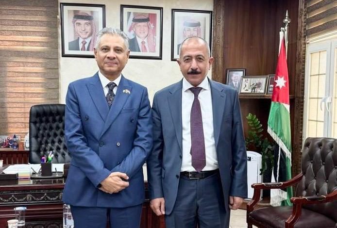 السفير فقيرة يبحث مع مسؤول أردني العلاقات الثنائية بين البلدين