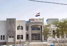 السلطة المحلية بالمخا تدين استهداف محافظ تعز