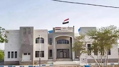 السلطة المحلية بالمخا تدين استهداف محافظ تعز