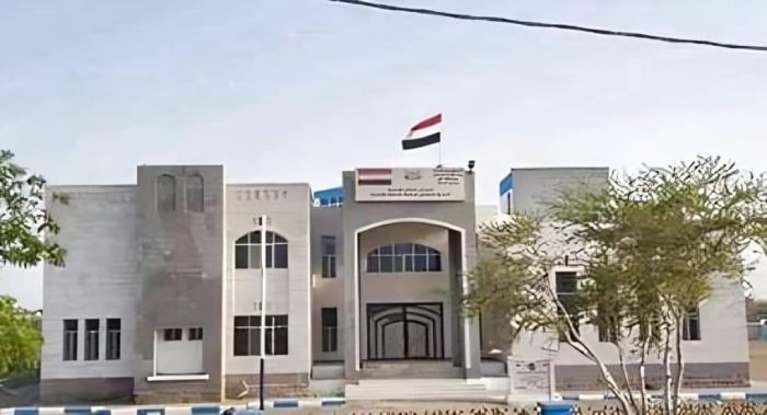 السلطة المحلية بالمخا تدين استهداف محافظ تعز