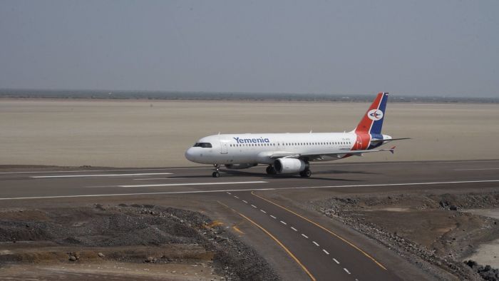 العليمي: افتتاح مطار المخا نافذة أمل لتخفيف المعاناة عن تعز والمديريات المحررة