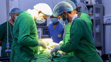 الفريق الجراحي في المستشفى السعودي الميداني بالمخا ينقذ طفلًا من ورم خطير