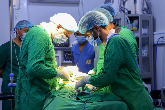 الفريق الجراحي في المستشفى السعودي الميداني بالمخا ينقذ طفلًا من ورم خطير