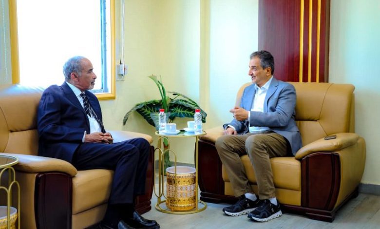 الفريق الركن الصبيحي يناقش مع وزير الدولة محافظ عدن جهود تحسين الخدمات في العاصمة المؤقتة