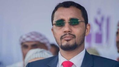 القديمي: موانئ الحديدة تحولت إلى ثكنات حوثية لتهريب السلاح الإيراني تحت غطاء إنساني