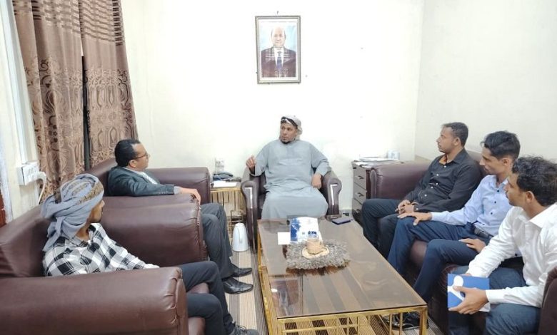 المحافظ الثقلي يشيد بجهود مركز سقطرى للبحوث والدراسات الاستراتيجية