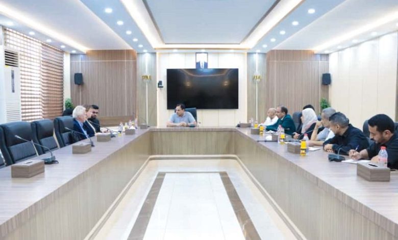 الوزير السقطري يبحث مع الوفد الهولندي تعزيز التعاون في المجالات الزراعية والمائية والسمكية