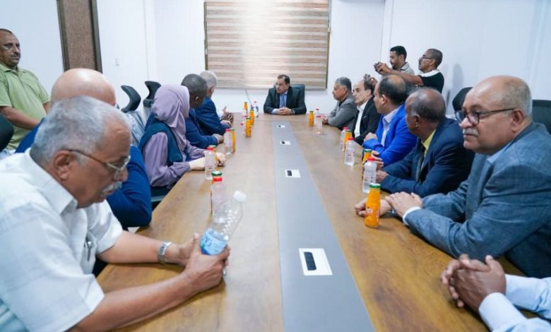 الوزيران السقطري والوالي يتفقدان سير العمل في المشاريع الإنشائية في المجمع الزراعي بعدن