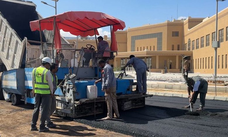 بدء أعمال سفلتة مواقف مدينة الملك سلمان الطبية بالمهرة