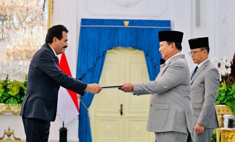 بلفقيه يقدم للرئيس الاندونيسي أوراق اعتماده سفيراً لليمن