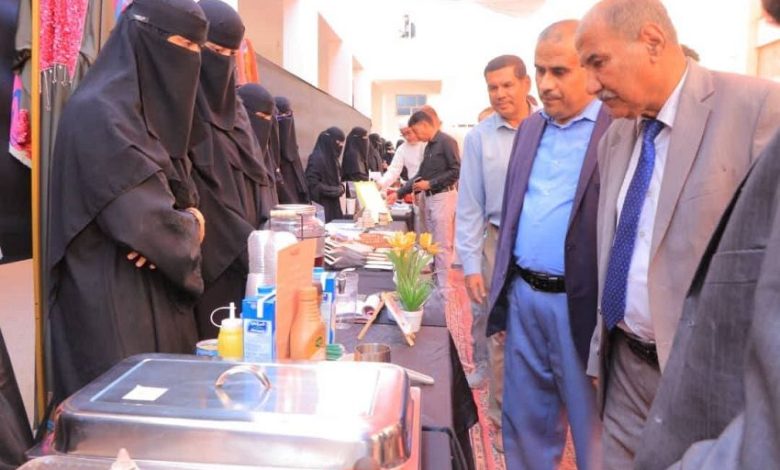 تدشين فعالية سوق الريادة الطلابي الأول بكلية الآداب واللغات بجامعة سيئون