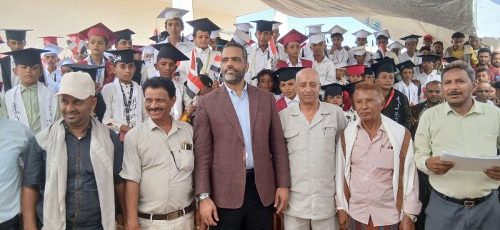 تربية المخا تكرم أوائل الطلاب المتفوقين في مدرسة الإشعاع بريف المديرية