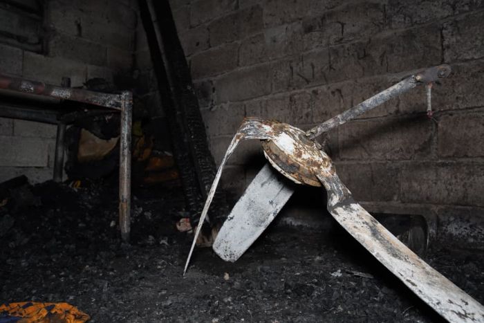 تعز.. خلية الأعمال الإنسانية تقدم مساعدات عاجلة لعائلة نازحة بعد حريق منزلها