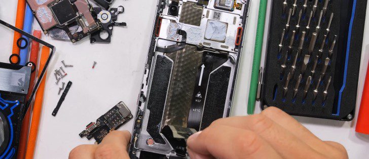 تفكيك هاتف RedMagic 11 Pro يكشف نظام التبريد السائل من الداخل