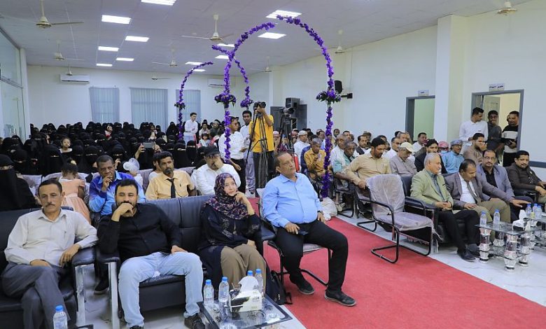 تكريم وتسليم حقائب التوليد لـ 23 خريجة من برنامج (قابلة تقني) بوادي حضرموت