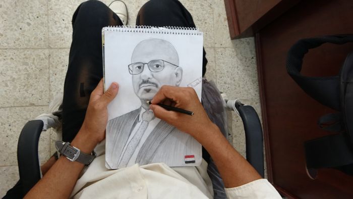 خالد وليد.. موهبة الرسم التي أبدعت في مجمع الإمارات التربوي بحيس