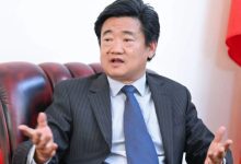 دعا إلى وقف هجمات الحوثيين على سفن التجارة.. القائم بالأعمال الصيني يرهن أمن الملاحة باستقرار اليمن