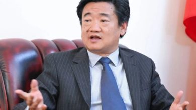 دعا إلى وقف هجمات الحوثيين على سفن التجارة.. القائم بالأعمال الصيني يرهن أمن الملاحة باستقرار اليمن