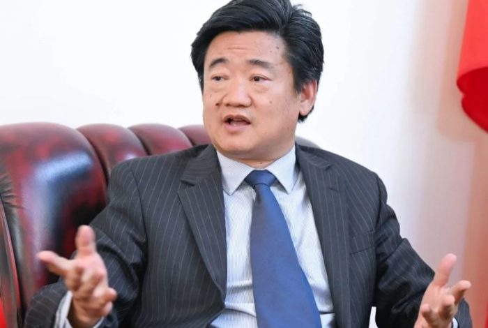 دعا إلى وقف هجمات الحوثيين على سفن التجارة.. القائم بالأعمال الصيني يرهن أمن الملاحة باستقرار اليمن