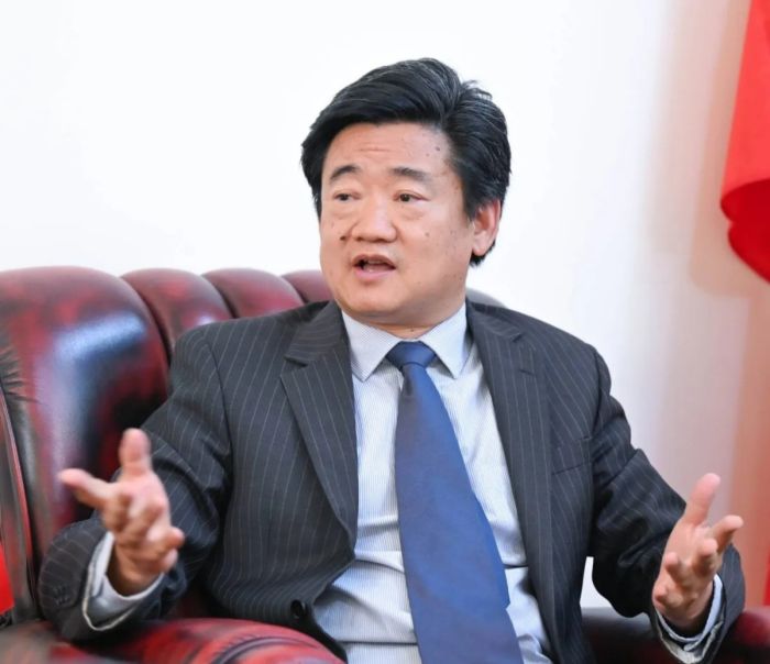 دعا إلى وقف هجمات الحوثيين على سفن التجارة.. القائم بالأعمال الصيني يرهن أمن الملاحة باستقرار اليمن