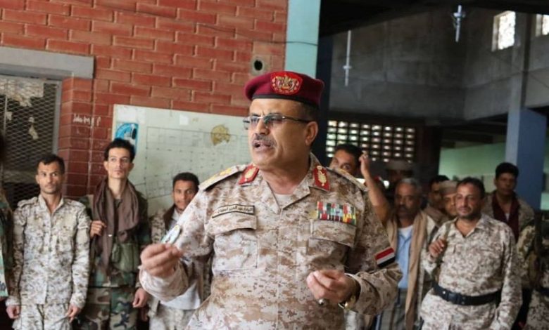 رئيس أركان محور تعز يتفقد الخطوط الأمامية ويشدد على رفع الجاهزية