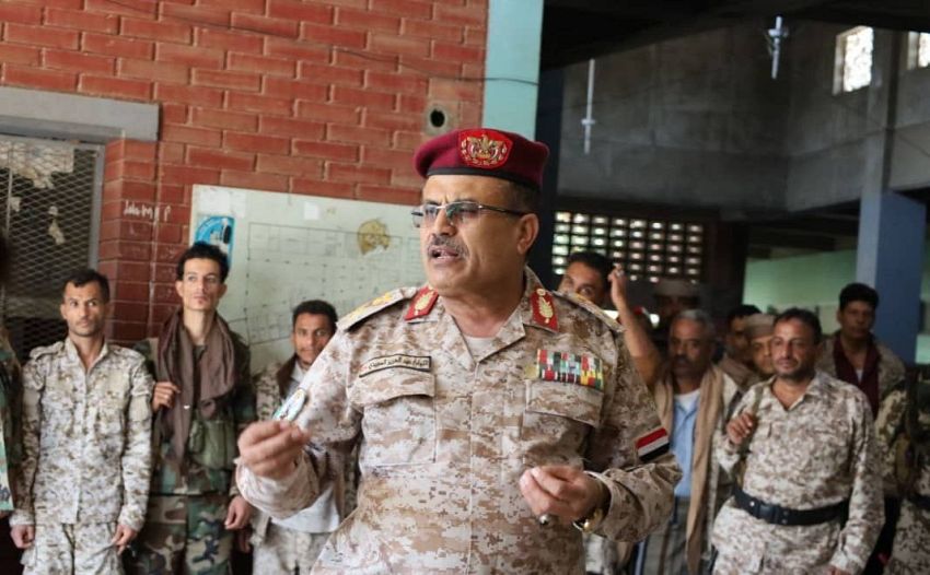 رئيس أركان محور تعز يتفقد الخطوط الأمامية ويشدد على رفع الجاهزية