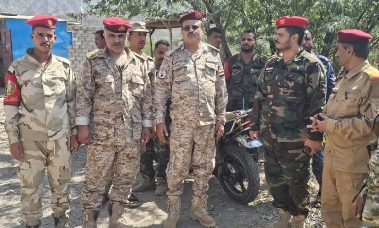 رئيس أركان محور تعز يتفقد المقاتلين في قطاع لواء النصر غربي المحافظة