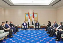 رئيس الوزراء يستعرض مع نظيره المصري العلاقات الأخوية وآفاق تنمية التعاون الثنائي في مختلف المجالات