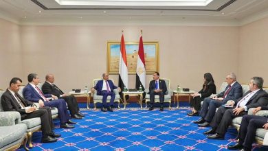 رئيس الوزراء يستعرض مع نظيره المصري العلاقات الأخوية وآفاق تنمية التعاون الثنائي في مختلف المجالات