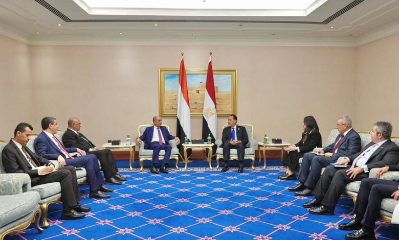 رئيس الوزراء يستعرض مع نظيره المصري العلاقات الأخوية وآفاق تنمية التعاون الثنائي في مختلف المجالات