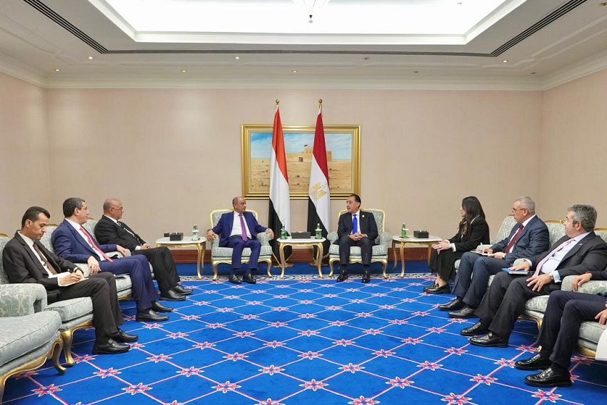 رئيس الوزراء يستعرض مع نظيره المصري العلاقات الأخوية وآفاق تنمية التعاون الثنائي في مختلف المجالات