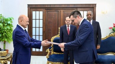 رئيس مجلس القيادة يتسلم اوراق اعتماد سفير جمهورية روسيا الاتحادية