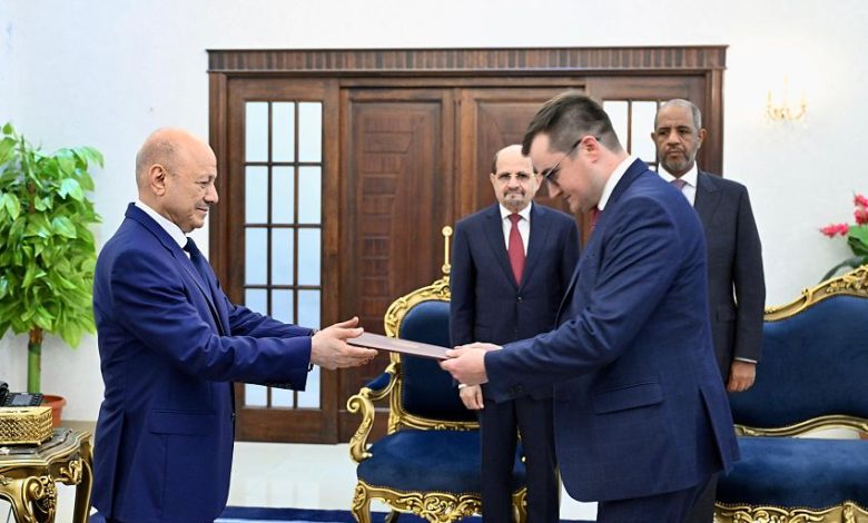 رئيس مجلس القيادة يتسلم اوراق اعتماد سفير جمهورية روسيا الاتحادية