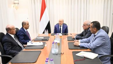 رئيس مجلس القيادة يجتمع برئيس الوزراء ومحافظ البنك المركزي لمراجعة مسار الإصلاحات الاقتصادية