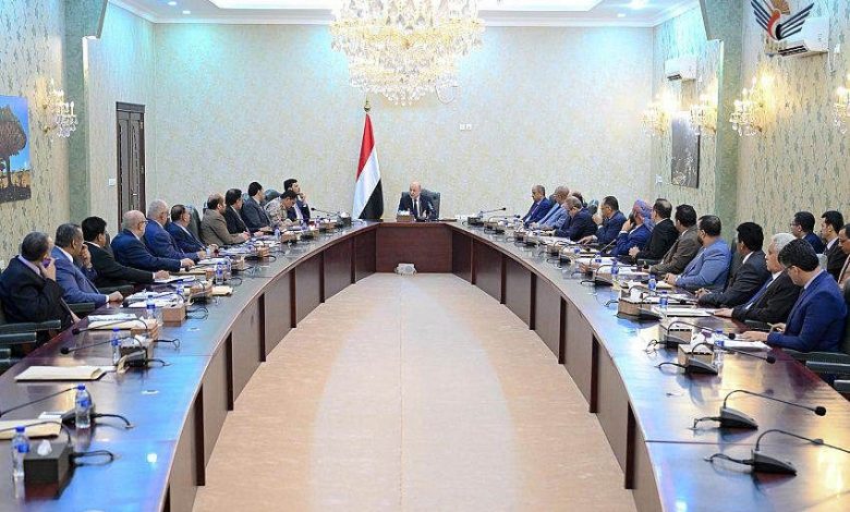 رئيس مجلس القيادة يرأس اجتماعا للحكومة