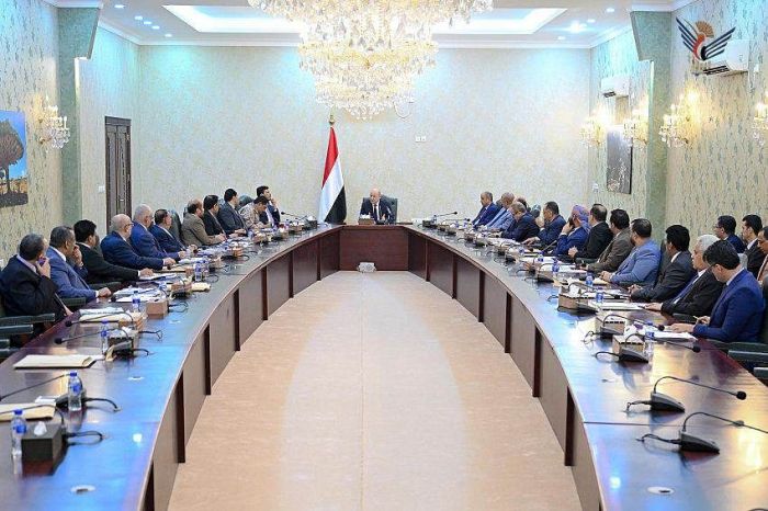 رئيس مجلس القيادة يرأس اجتماعًا للحكومة ويحدد أولويات المرحلة