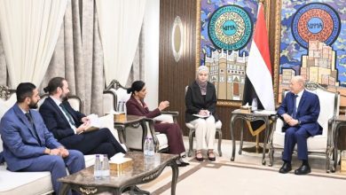 رئيس مجلس القيادة يستقبل السفيرة البريطانية ويبحثان مستجدات الأوضاع وجهود الإصلاحات الاقتصادية