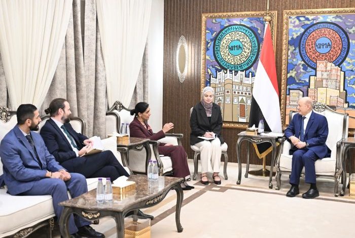 رئيس مجلس القيادة يستقبل السفيرة البريطانية ويبحثان مستجدات الأوضاع وجهود الإصلاحات الاقتصادية