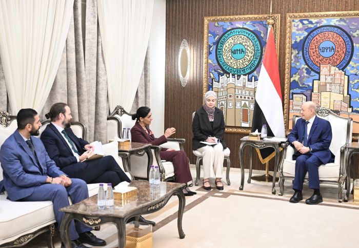 رئيس مجلس القيادة يستقبل السفيرة البريطانية ويبحثان مستجدات الأوضاع وجهود الإصلاحات الاقتصادية