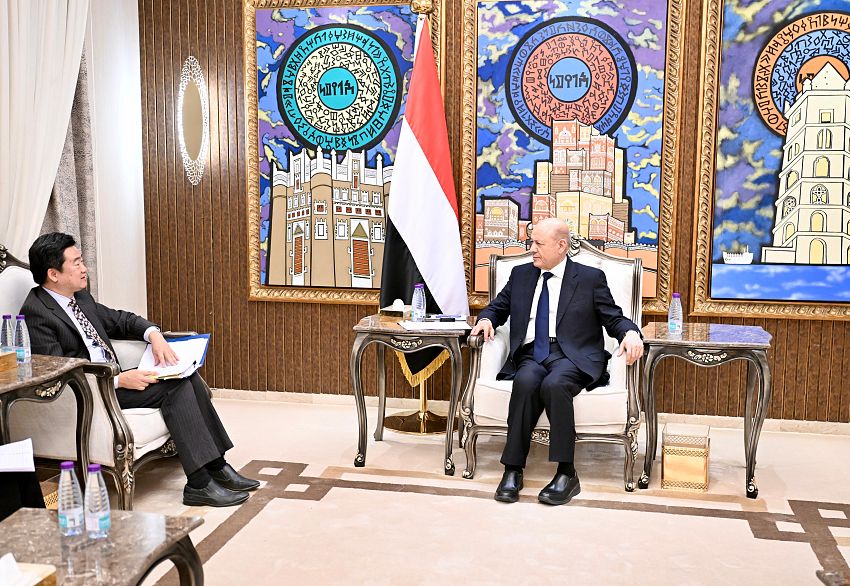 رئيس مجلس القيادة يستقبل القائم بأعمال سفارة جمهورية الصين الشعبية