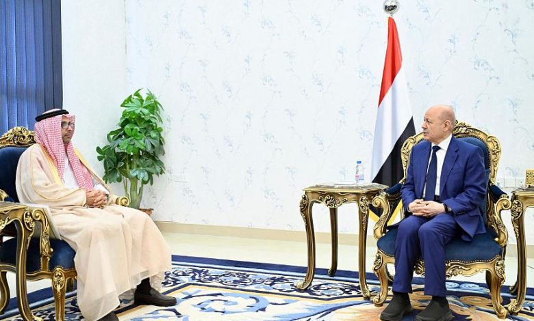 رئيس مجلس القيادة يستقبل سفير مجلس التعاون لدول الخليج العربية