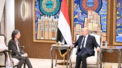 رئيس مجلس القيادة يستقبل سفيرة الجمهورية الفرنسية