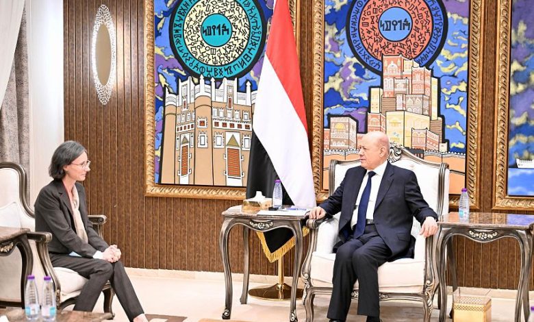 رئيس مجلس القيادة يستقبل سفيرة الجمهورية الفرنسية