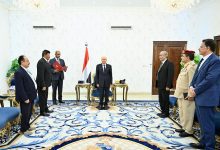 رئيس مجلس القيادة يقلد رئيسي جهازي الامن السياسي والقومي السابقين وسامي الشجاعة