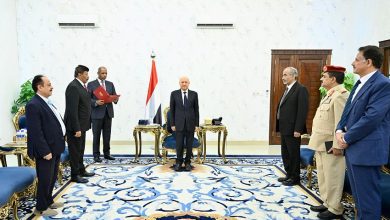 رئيس مجلس القيادة يقلد رئيسي جهازي الامن السياسي والقومي السابقين وسامي الشجاعة