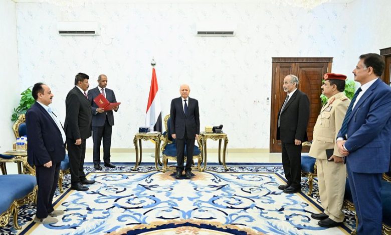 رئيس مجلس القيادة يقلد رئيسي جهازي الامن السياسي والقومي السابقين وسامي الشجاعة